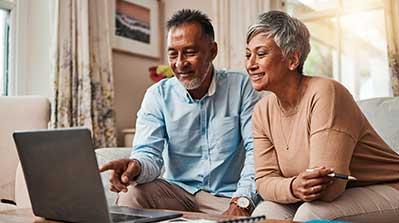 Couple reviewing Retiree Healthcare Forms on their computer.